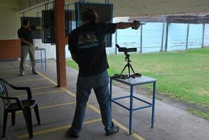 El tirador azule�o Ra�l Barda particip� en un torneo social de Pistola Tiro R�pido